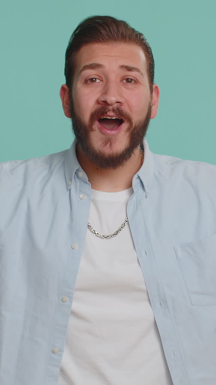 Uomo entusiasta e stupito che mostra la testa che esplode, ragazzo dall'aria preoccupata, scioccata e sorpresa, wow, idea, eureka