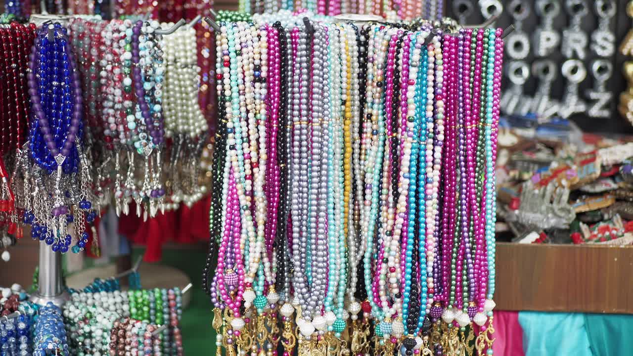 collares de cuentas de colores y exhibición de joyas en un puesto de mercado