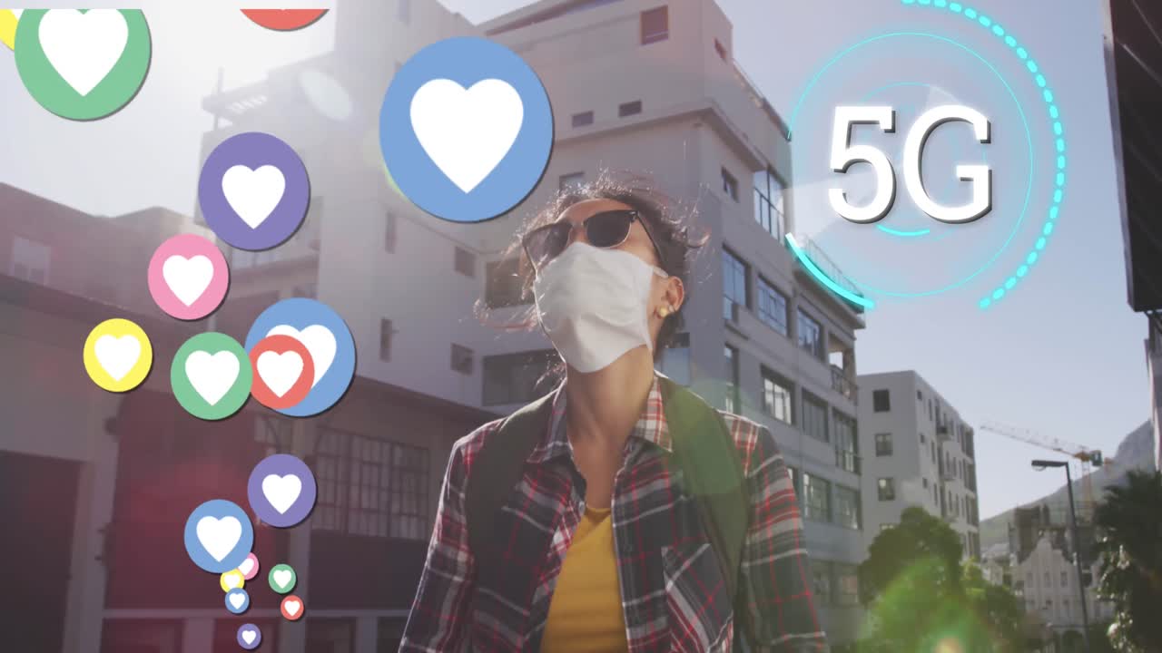 스마트 폰을 사용하여 얼굴 마스크를 입은 여성에 대해 움직이는 원과 디지털 아이콘에 5g 텍스트