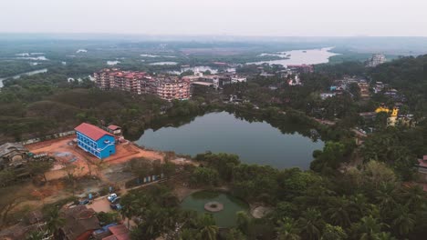 Gran-Lago-Rodeado-De-árboles-En-Panjim,-Panaji---Capital-De-Goa---Sur-De-La-India