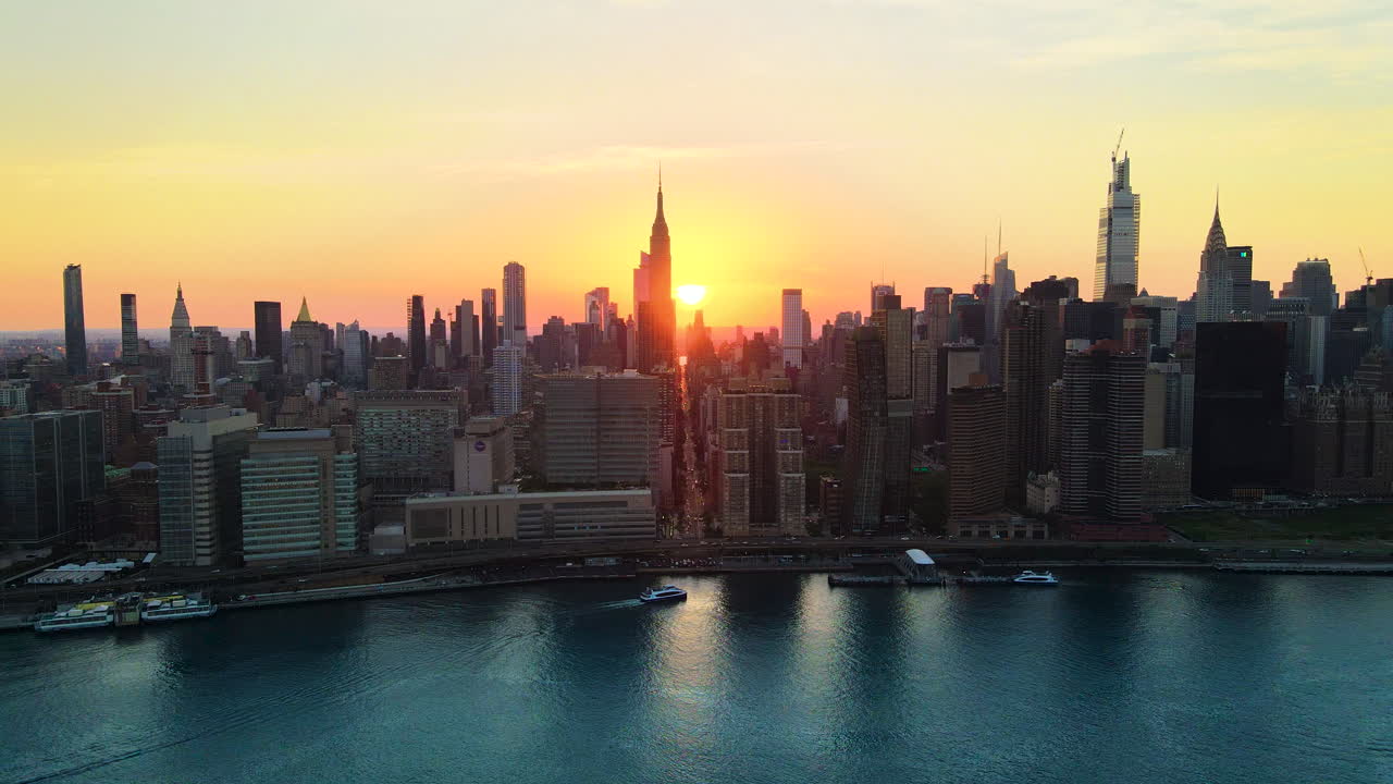 Ripresa aerea unica del Manhattanhenge 2020, che rivela la luce dorata delle strade di Midtown New York allineate con il Sole.