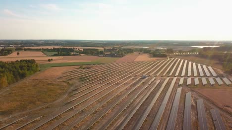 Solarpanel-Photovoltaik-Basisstation-Auf-Dem-Land-Zur-Energieversorgung,-Luftaufnahmen-Von-Drohnen