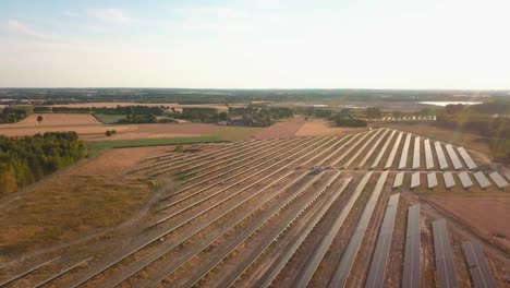 estación base fotovoltaica de paneles solares en el campo para el suministro de energía imágenes aéreas de drones
