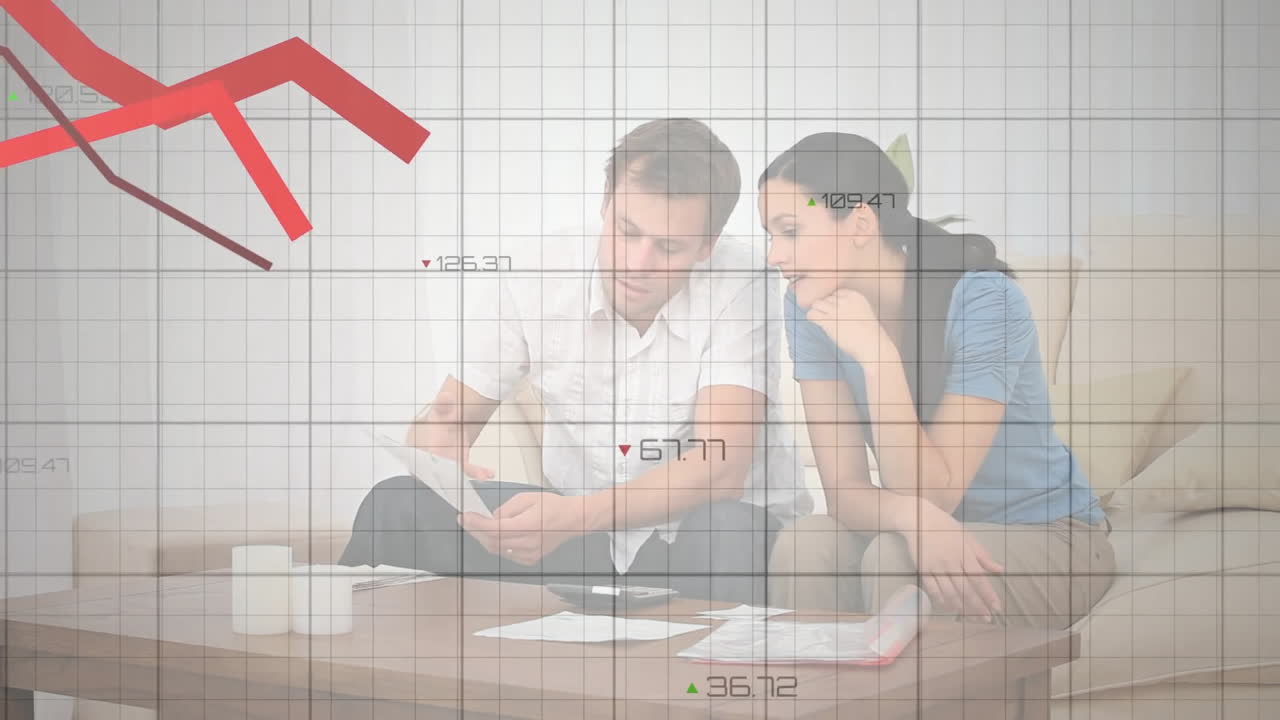 카우카시안 커플을 통해 금융 데이터 처리의 애니메이션 확인 청구서