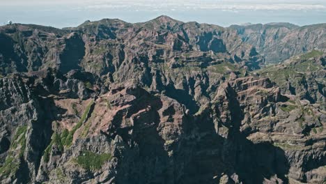 paisaje montañoso escarpado de madeira, valles, rocosos, cerca de pico ruivo, pr1, fotografía aérea, disparo de avión no tripulado
