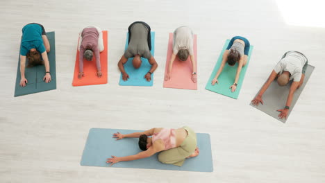 yoga, vista de arriba o personas en meditación en clase