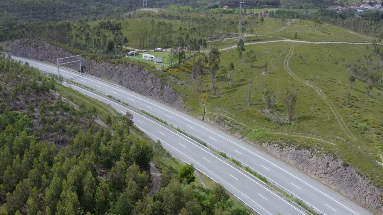 fotografía aérea de una curva de autopista vacía