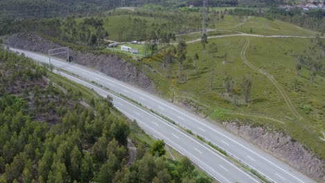 Toma-Aérea-De-Una-Curva-De-Autopista-Vacía.