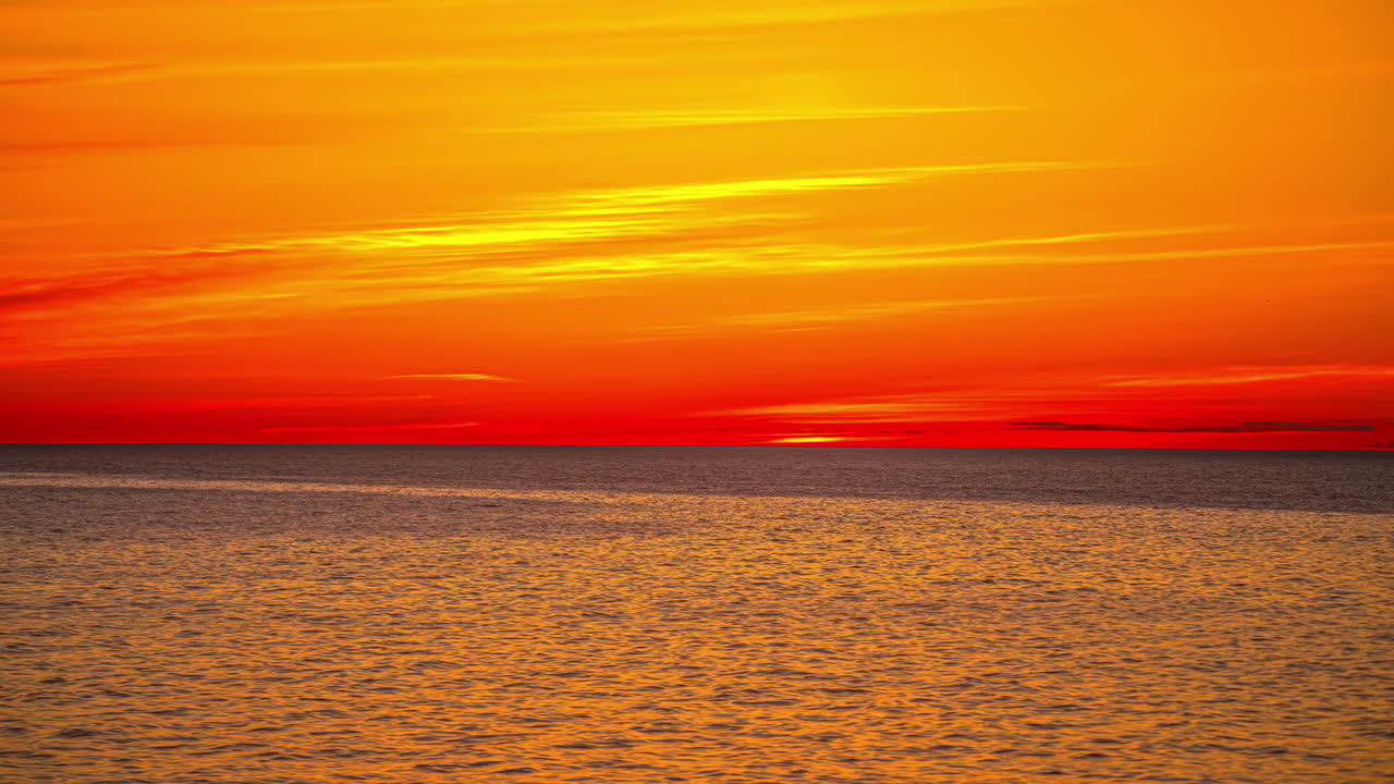 바다 지평선에서 해가 지는 모습, 물 위의 아름다운 색상, 빨간색, 노란색, 오렌지색, 타임스, 복사 공간