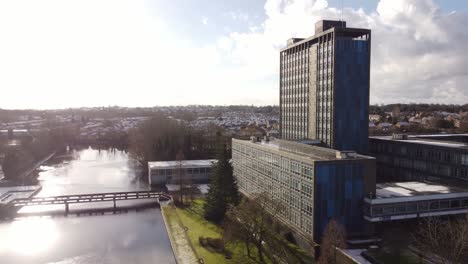 vista aérea de la órbita de la oficina central de vidrio de pilkington, un moderno rascacielos azul con espacio de oficina compartido