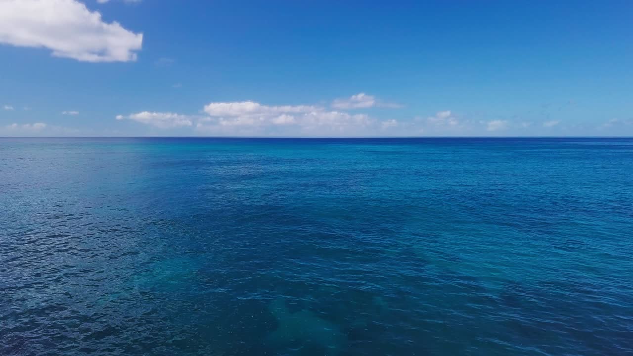 카메라가 파도와 함께 바다 위를 날아갑니다.