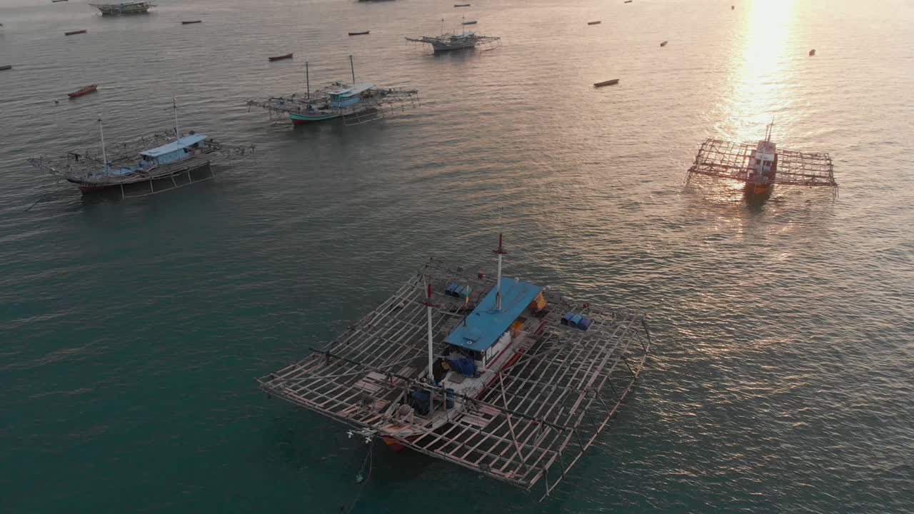 barcos de pesca tradicionales atracados cerca de tanjung binga en beliting indonesia, aérea