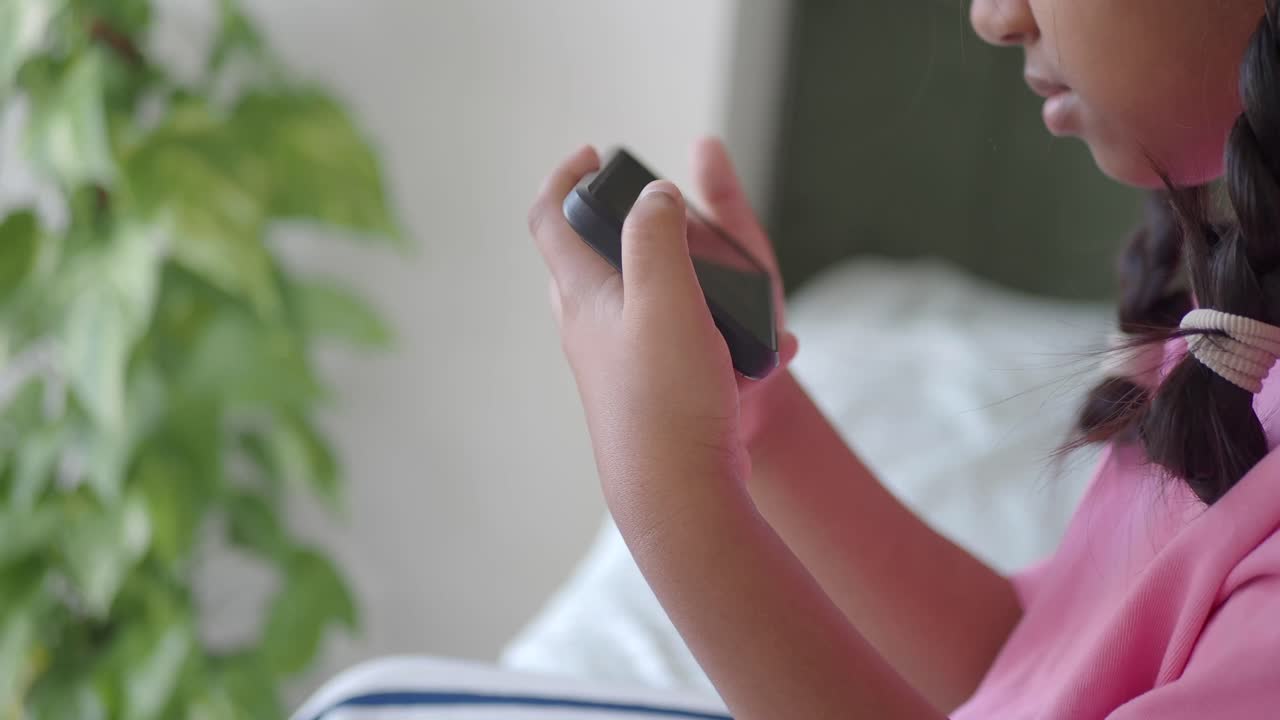 Ragazza che usa un telefono in interni