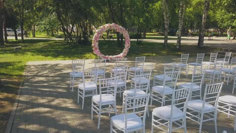 lugar de la boda y sillas cerca de golosinas en el parque vista superior