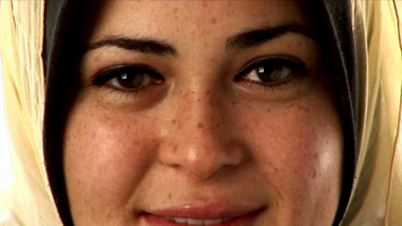 una mujer lleva un pañuelo en la cabeza 7