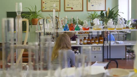 laboratorio de química con los estudiantes
