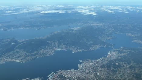 ciudad de vigo, españa, filmada a 10000 metros de altura en un día de verano