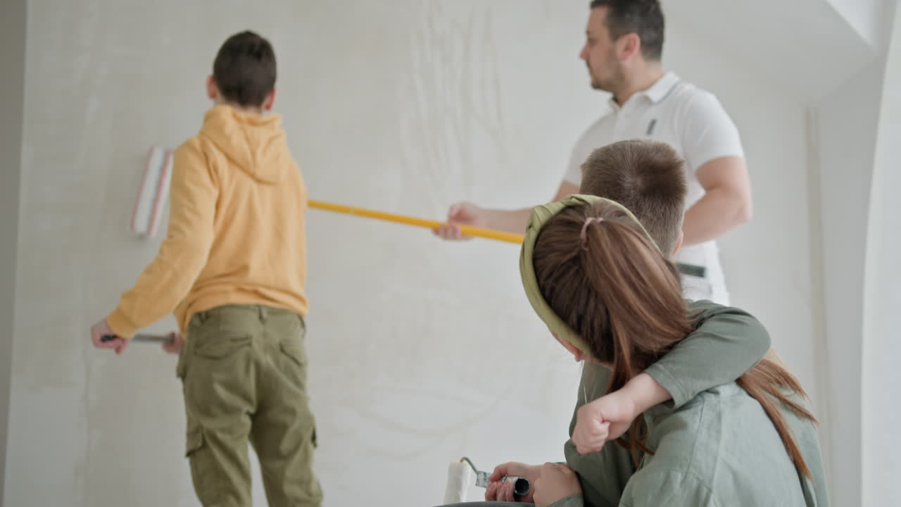 가족이 벽을 칠하는 것