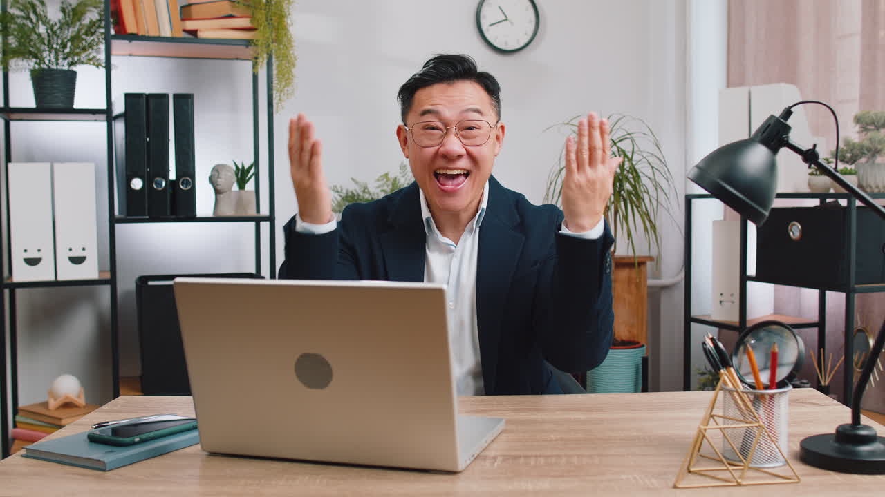 행복한 놀란 사업가 갑작스러운 승리에 충격을 게임 우승 복권 목표 달성 좋은 소식