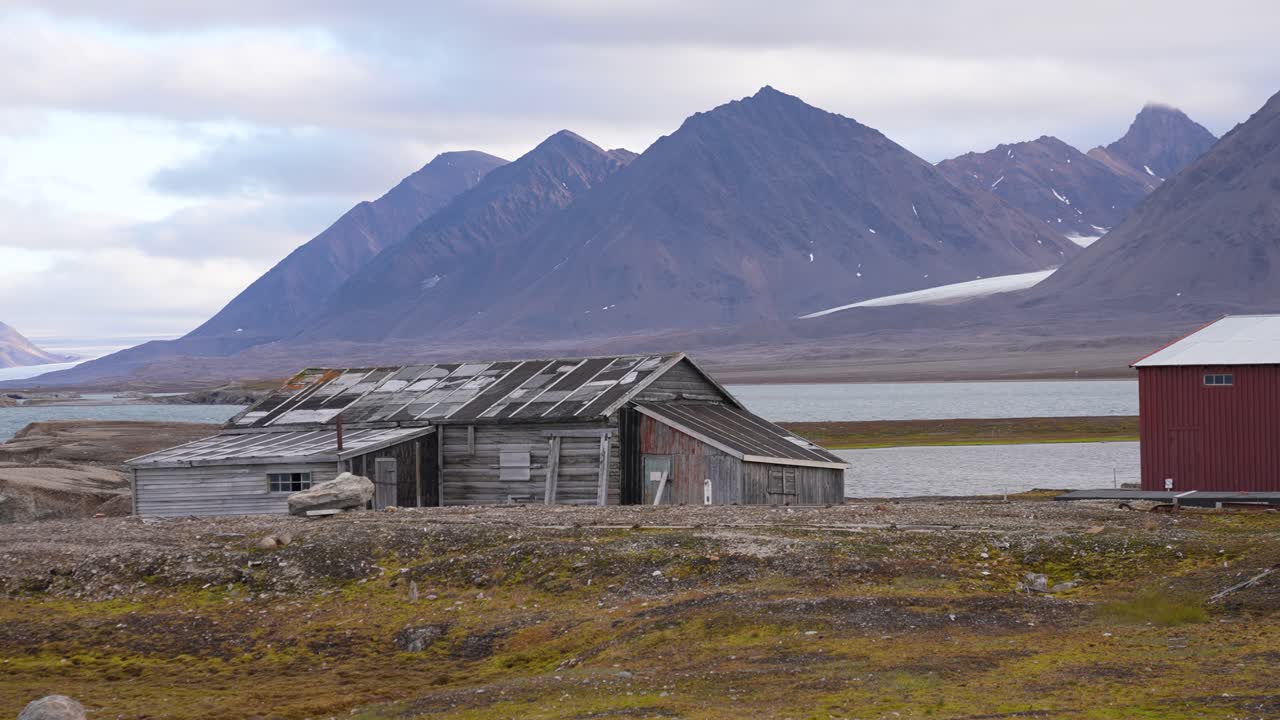 Gammal rustik träbyggnad från en nedlagd kolgruva i Ny-Ålesund, Oscar II Land, Spetsbergen på Svalbard, Norge.