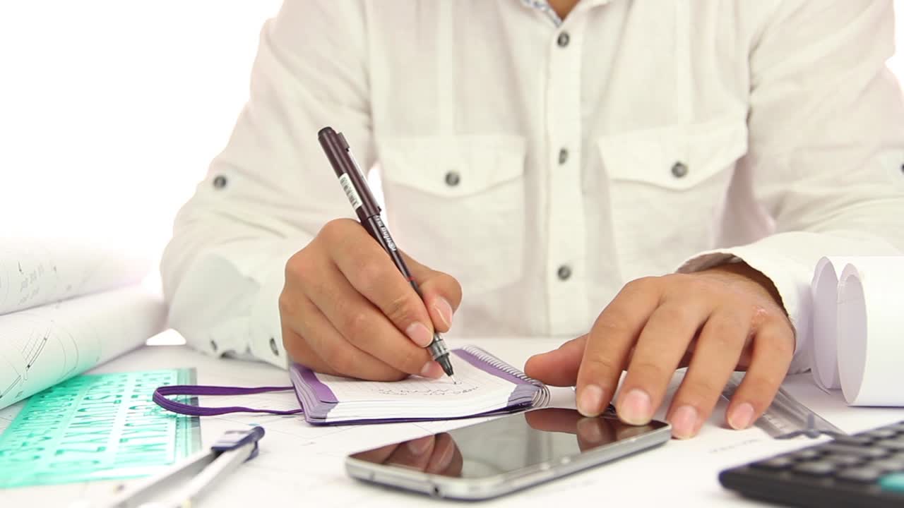 estudiante que trabaja en el hogar