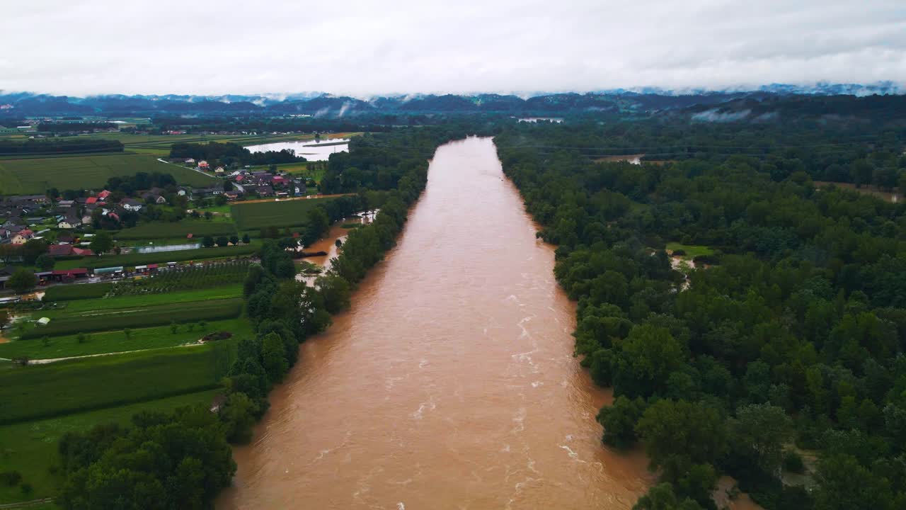 8월 슬로베니아의 포드라비에 지역의 끔찍한 4k 드론 영상