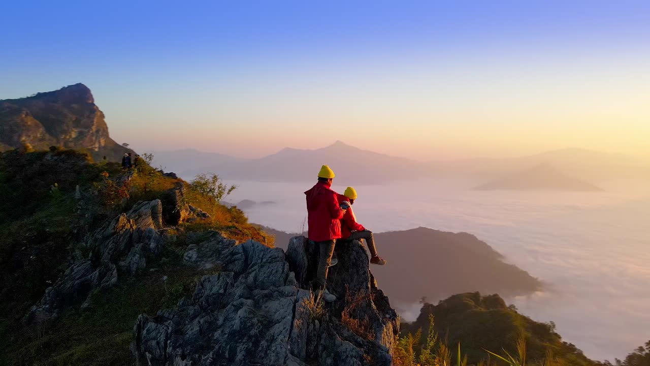 viajar en la niebla de la montaña