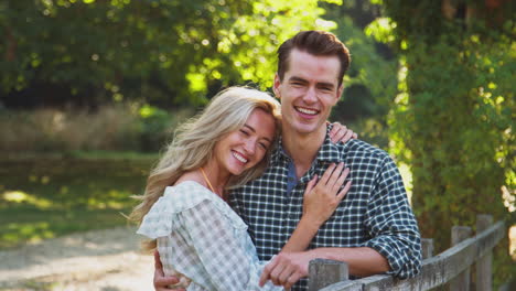 Retrato-De-Una-Joven-Pareja-Amorosa-Reunida-Junto-A-Una-Valla-En-Un-Paseo-Por-El-Campo-Juntos-Y-Abrazándose