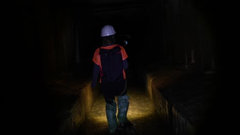 trabajador en un oscuro túnel subterráneo