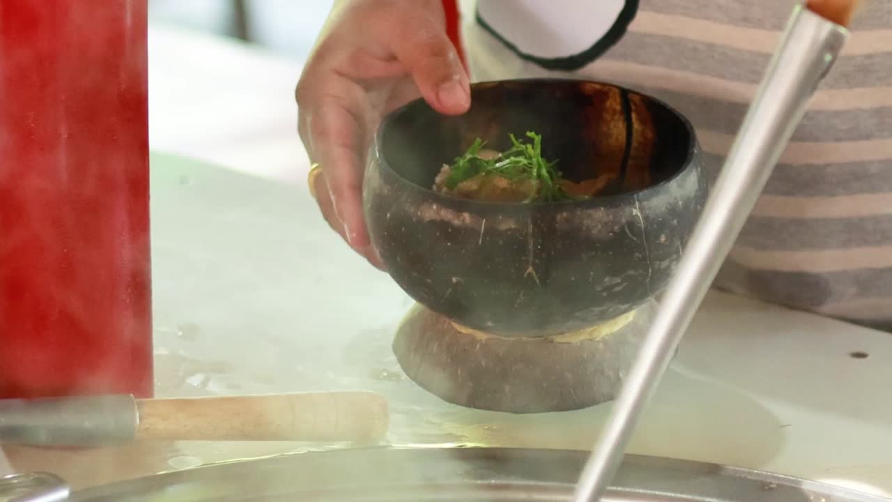 돼지고기 와 코코 질 을 넣은 누들 요리 를 준비 하는 것