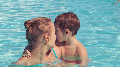 Madre-Y-Su-Hijo-En-La-Piscina-Al-Aire-Libre