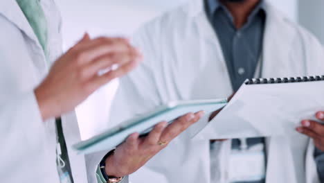 manos científicas, trabajo en equipo y tableta