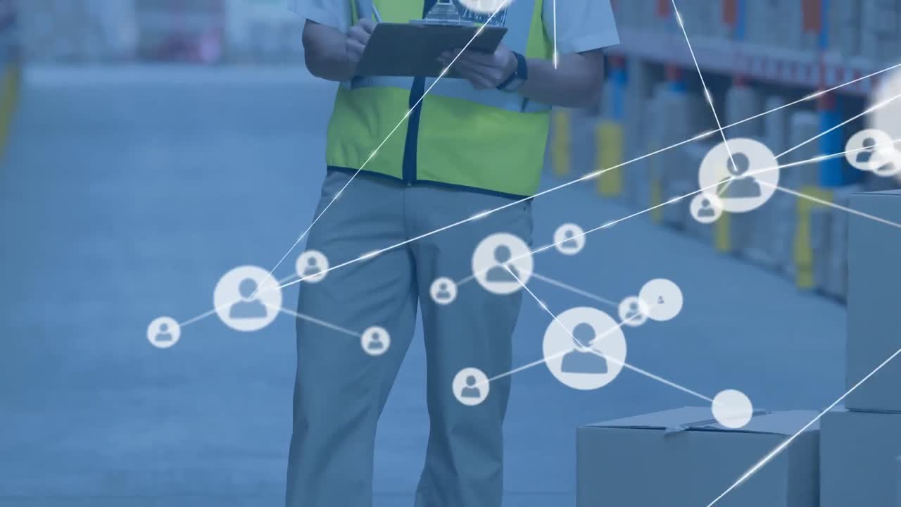 animación de la red de conexiones con iconos sobre el hombre escribiendo en el clipboard en el almacén