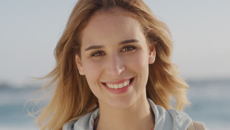 retrato de una hermosa mujer sonriendo disfrutando de las vacaciones de verano
