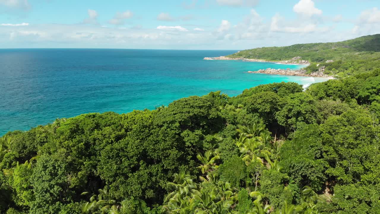vista aérea de las playas blancas y aguas turquesas en anse coco, petit anse y grand anse en la digue, una isla de las seychelles