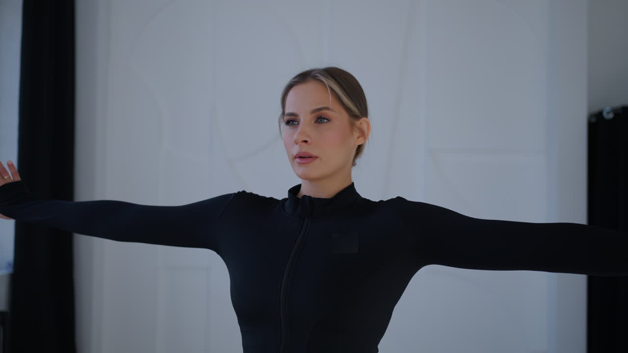 mujer estirándose en ropa deportiva negra