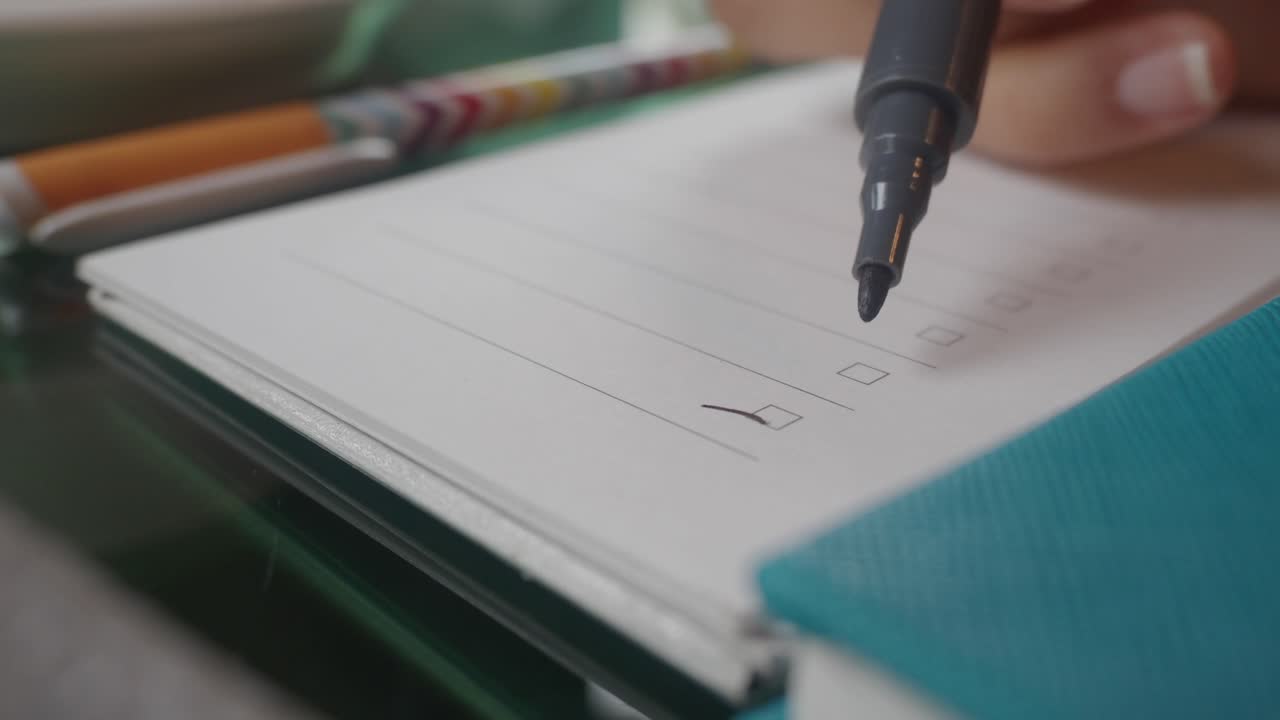 Primo piano di una mano che spunta le voci su una checklist