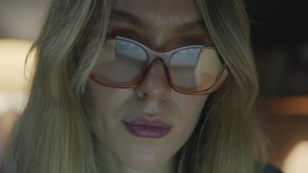 retrato en primer plano de una mujer con gafas