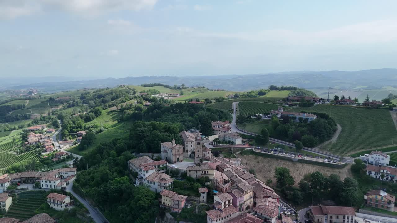 monforte d'alba, langhe region, cuneo, piedmont, 이탈리아: 교회 광장, 시계탑 및 horschowsky auditorium의 4k 공중 전망.