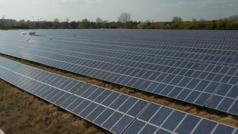 Adelante-Vuelan-Por-Encima-De-Cientos-De-Células-Solares-Dispuestas-En-Filas.-Planta-De-Energía-Fotovoltaica.-Concepto-De-Reducción-De-La-Huella-De-Carbono,-La-Ecología-Y-La-Energía-Verde