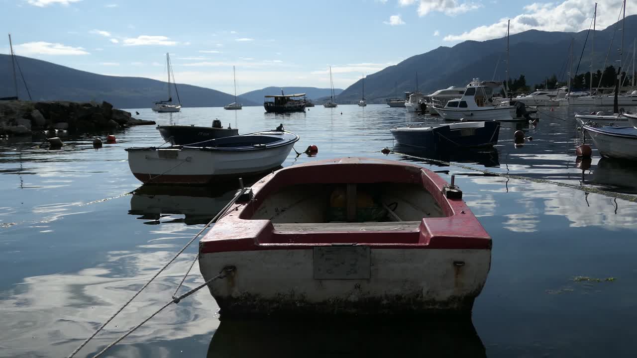 pequeñas embarcaciones atracadas en el puerto deportivo al atardecer, tivat, montenegro