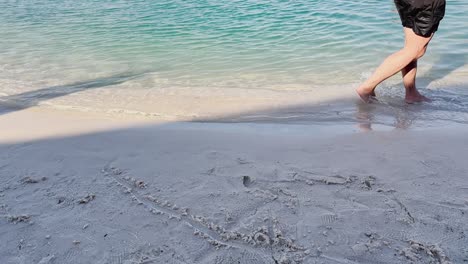 Sonniger-Tag-Am-Strand-Und-Wellen