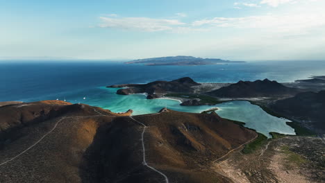 Aerial-view-rising-toward-the-Playa-Balandra,-sunny-day-in-Baja-California,-Mexico