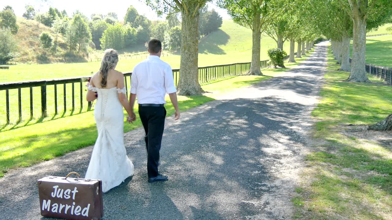 신부 - 결혼식 꽃과 신랑의 샷