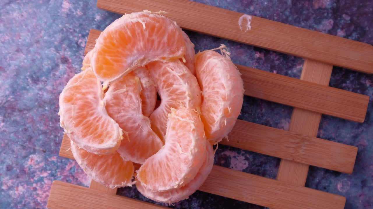 una rebanada de fruta de naranja en la mesa, de cerca