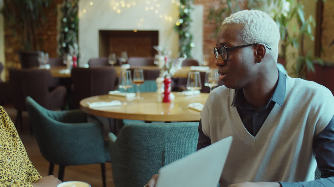 colegas afroamericanos hablando de café en una cafetería