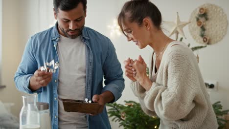 Pareja-Multiétnica-Haciendo-Panes-De-Jengibre-En-Navidad.