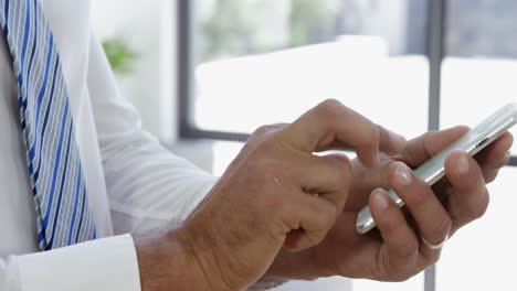 hombre de negocios escribiendo en su teléfono inteligente