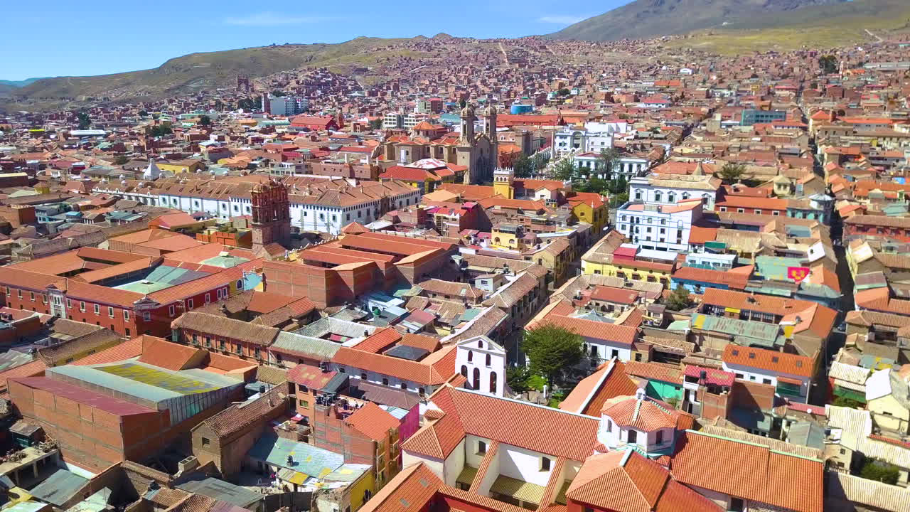 vista aérea de un avión no tripulado del pintoresco paisaje urbano de potosi, bolivia