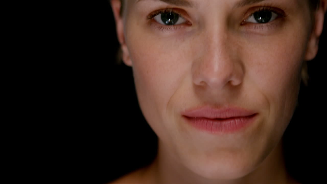 검은 바탕에 심각한 금발